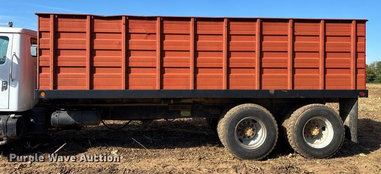 image for item EN5664 1986 International F1954 grain truck