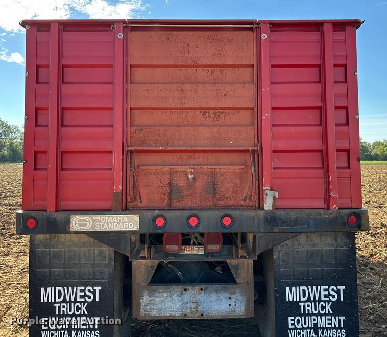 image for item EN5664 1986 International F1954 grain truck