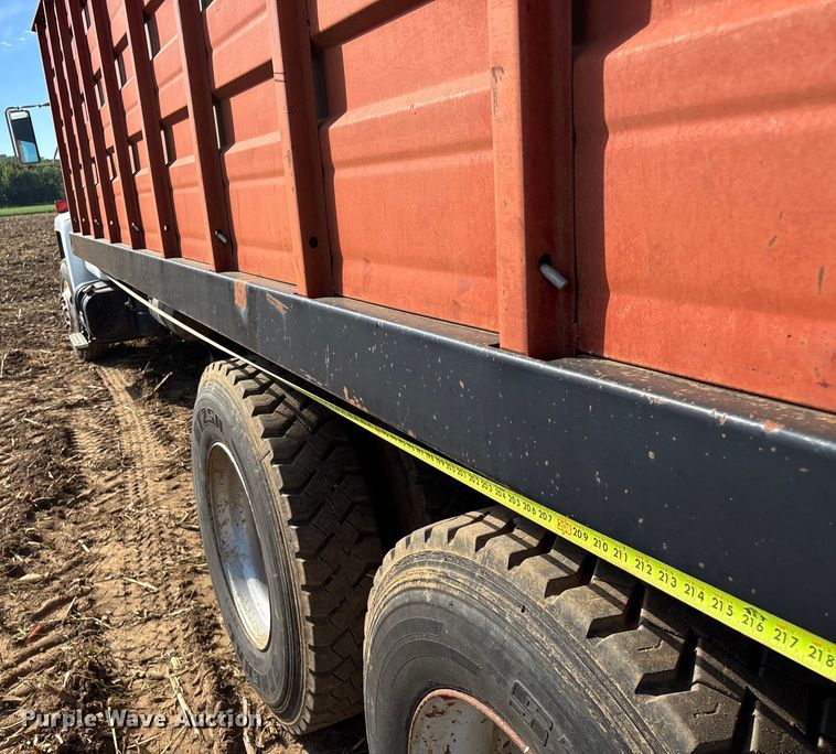 image for item EN5664 1986 International F1954 grain truck