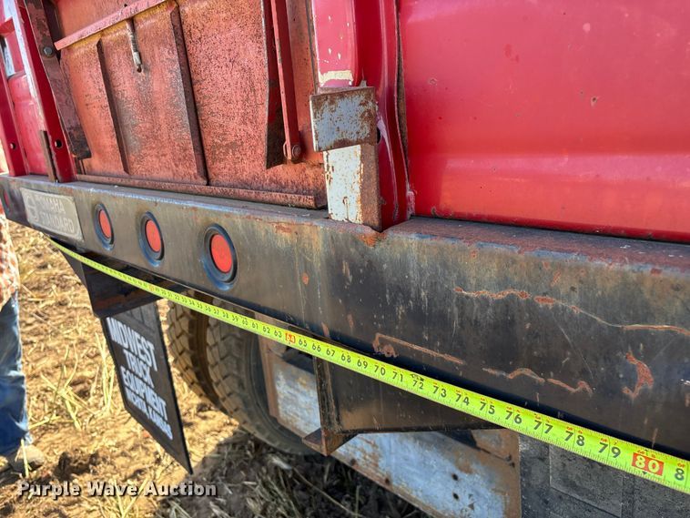 image for item EN5664 1986 International F1954 grain truck