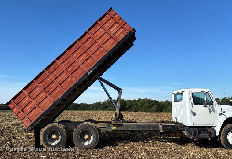 image for item EN5664 1986 International F1954 grain truck