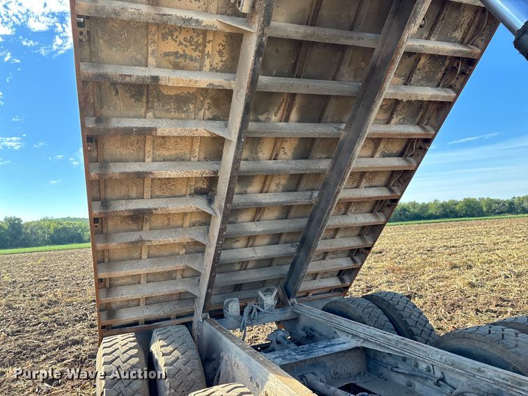 image for item EN5664 1986 International F1954 grain truck