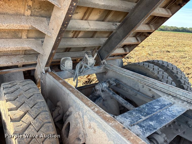image for item EN5664 1986 International F1954 grain truck