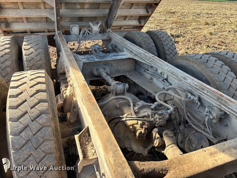 image for item EN5664 1986 International F1954 grain truck