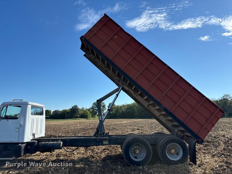 image for item EN5664 1986 International F1954 grain truck