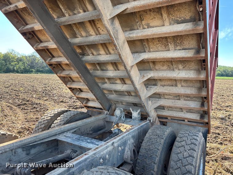 image for item EN5664 1986 International F1954 grain truck