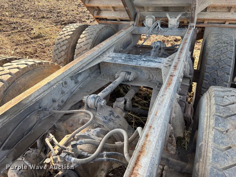 image for item EN5664 1986 International F1954 grain truck