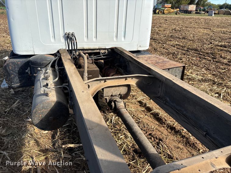 image for item EN5664 1986 International F1954 grain truck