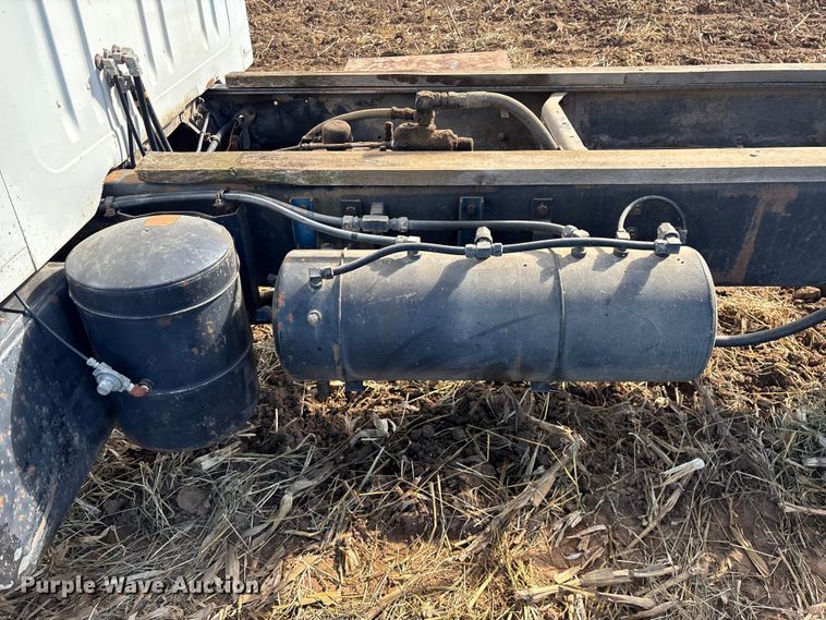 image for item EN5664 1986 International F1954 grain truck