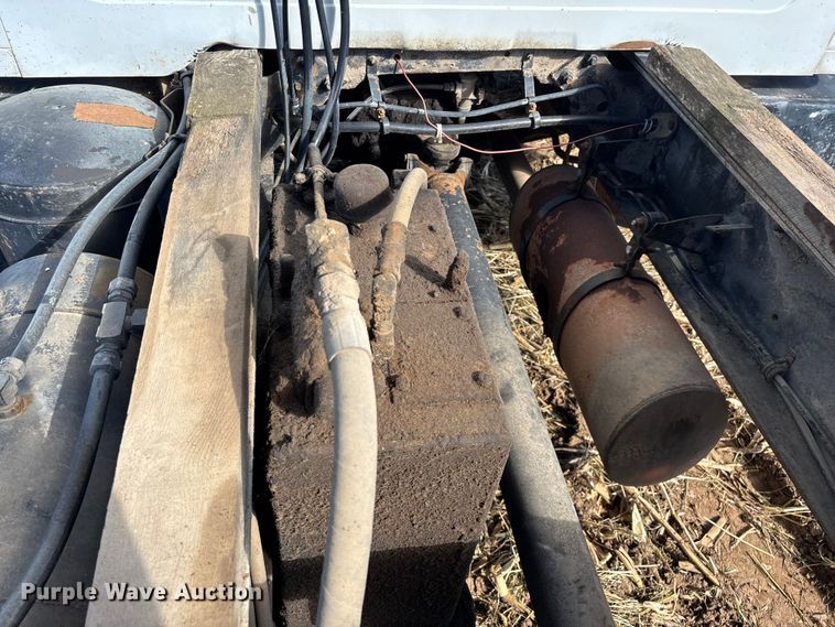 image for item EN5664 1986 International F1954 grain truck