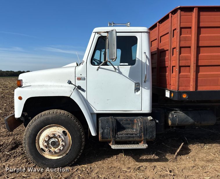image for item EN5664 1986 International F1954 grain truck