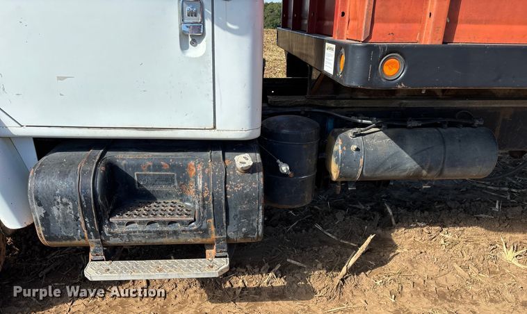 image for item EN5664 1986 International F1954 grain truck