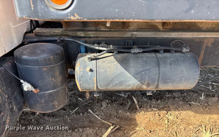 image for item EN5664 1986 International F1954 grain truck