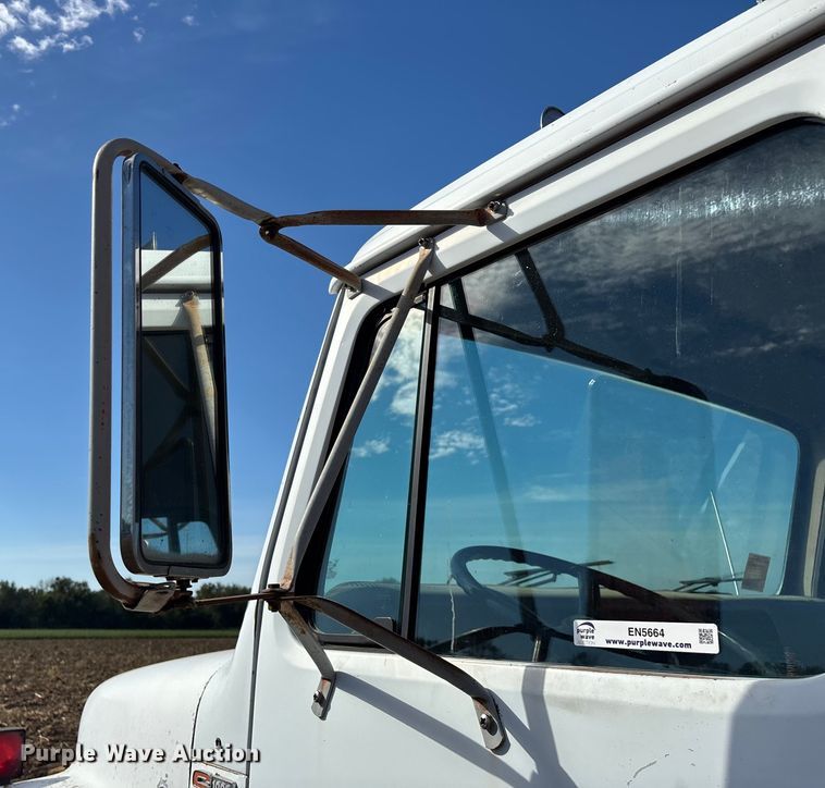 image for item EN5664 1986 International F1954 grain truck