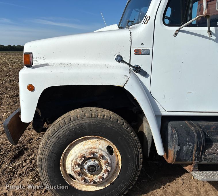 image for item EN5664 1986 International F1954 grain truck