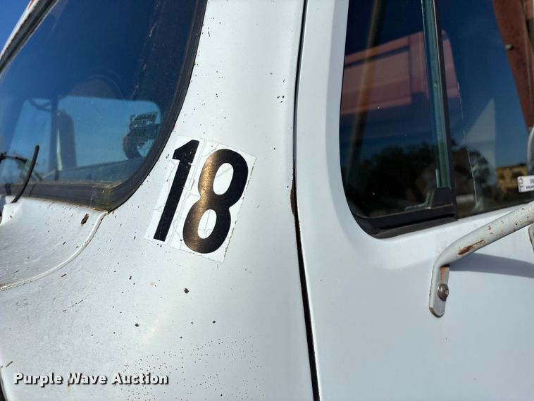 image for item EN5664 1986 International F1954 grain truck