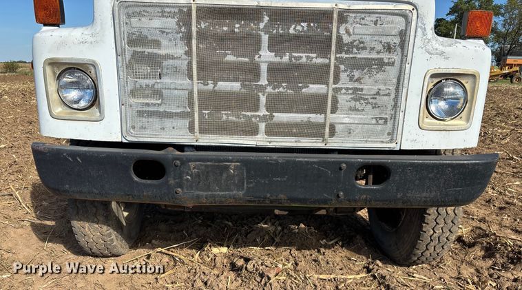 image for item EN5664 1986 International F1954 grain truck