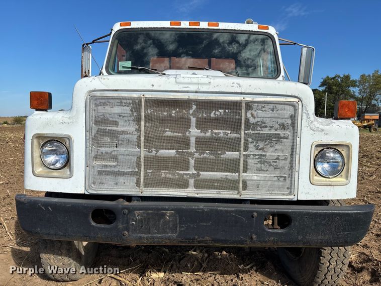 image for item EN5664 1986 International F1954 grain truck