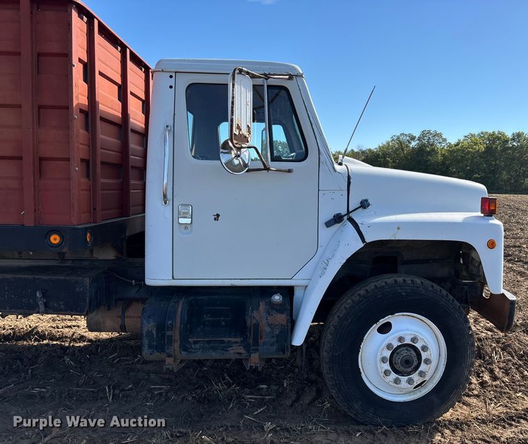 image for item EN5664 1986 International F1954 grain truck