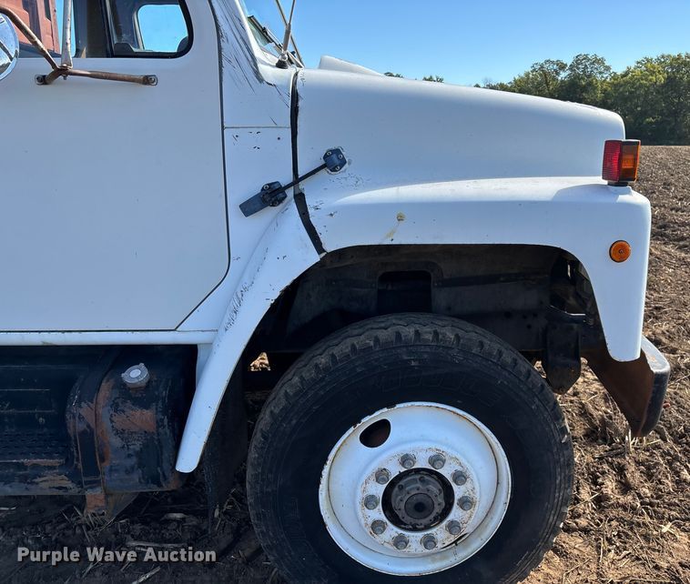 image for item EN5664 1986 International F1954 grain truck