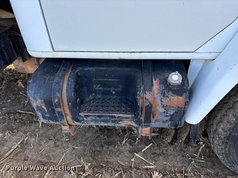 image for item EN5664 1986 International F1954 grain truck