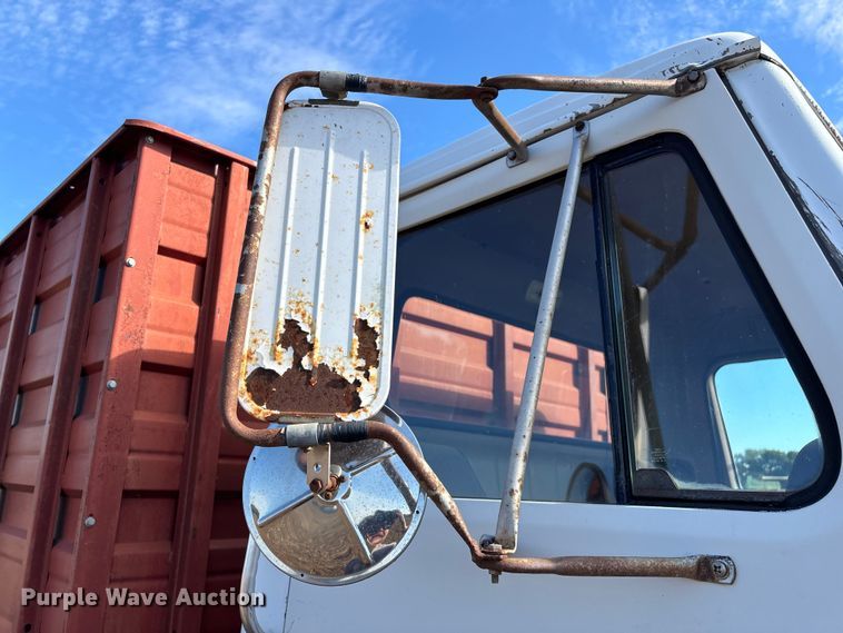 image for item EN5664 1986 International F1954 grain truck