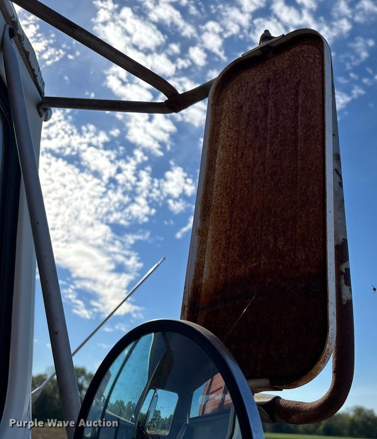 image for item EN5664 1986 International F1954 grain truck