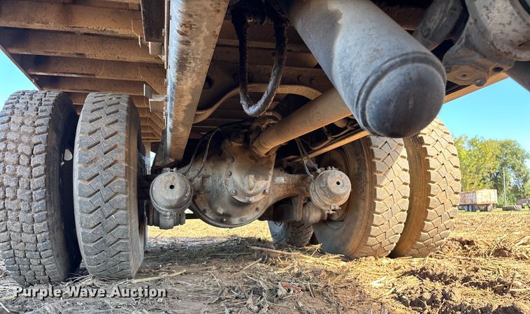 image for item EN5664 1986 International F1954 grain truck