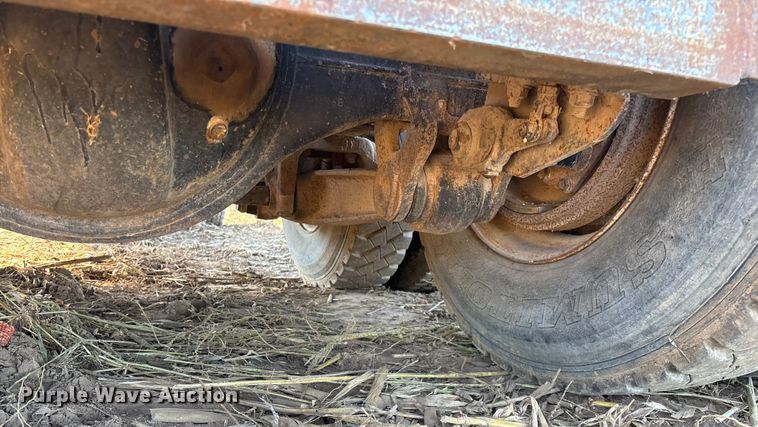 image for item EN5664 1986 International F1954 grain truck