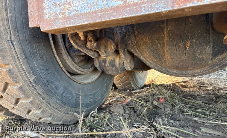 image for item EN5664 1986 International F1954 grain truck