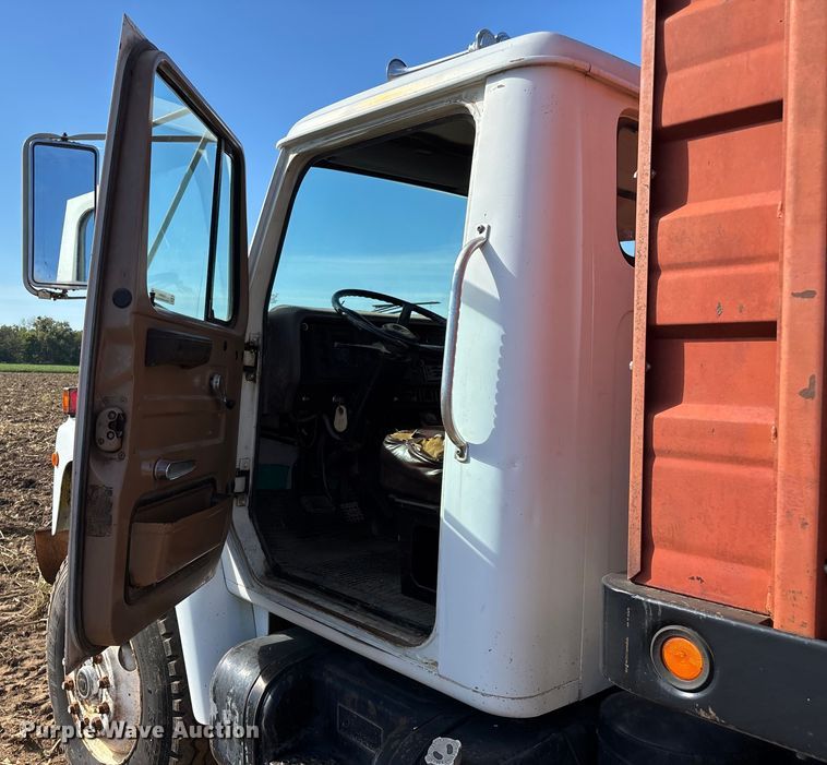 image for item EN5664 1986 International F1954 grain truck