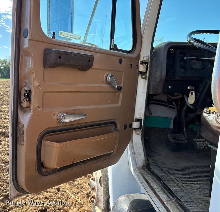 image for item EN5664 1986 International F1954 grain truck