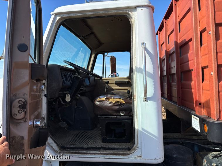 image for item EN5664 1986 International F1954 grain truck