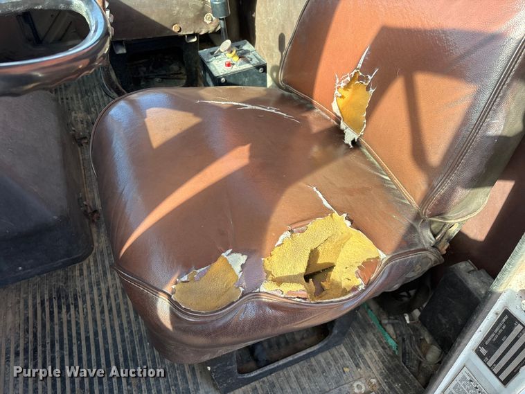 image for item EN5664 1986 International F1954 grain truck