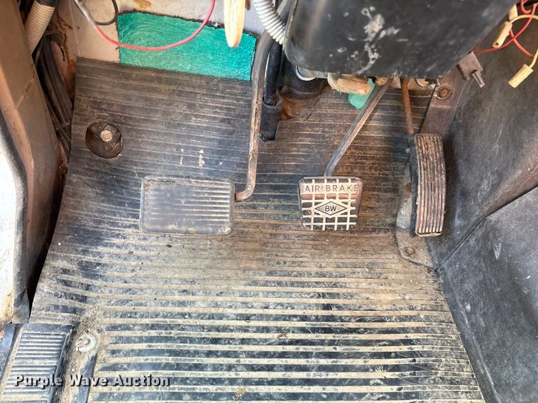 image for item EN5664 1986 International F1954 grain truck