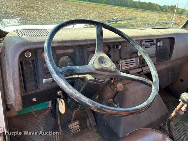 image for item EN5664 1986 International F1954 grain truck