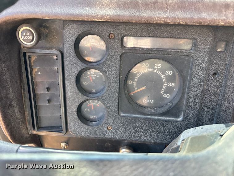 image for item EN5664 1986 International F1954 grain truck