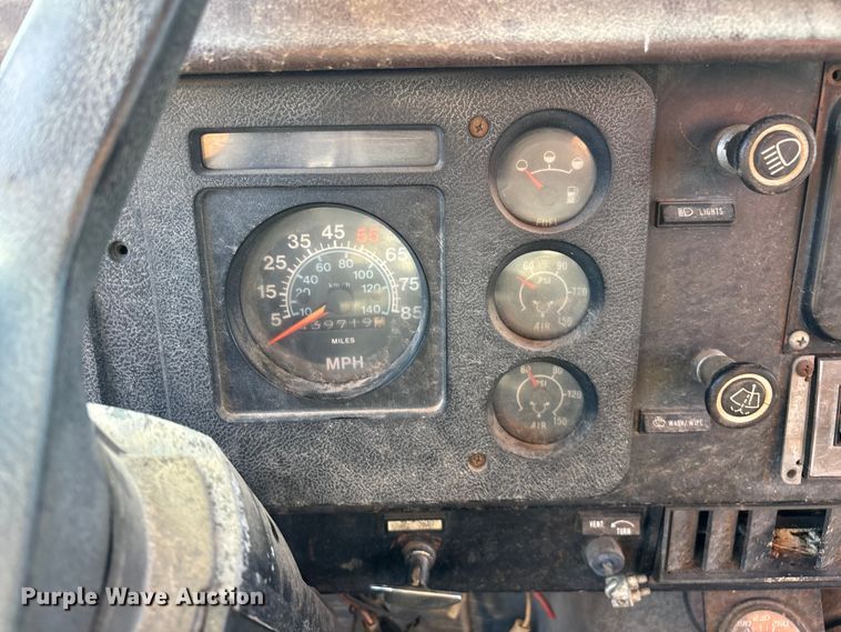 image for item EN5664 1986 International F1954 grain truck