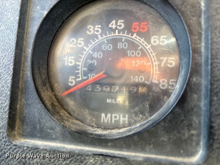 image for item EN5664 1986 International F1954 grain truck