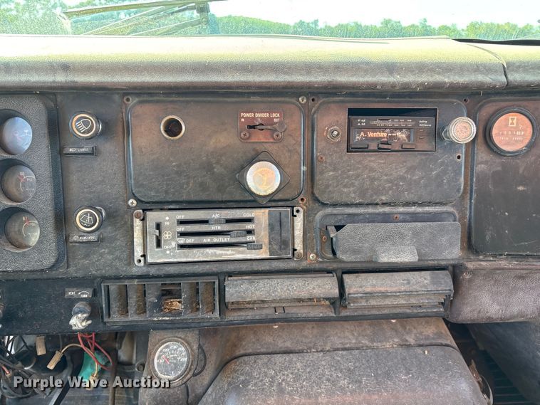 image for item EN5664 1986 International F1954 grain truck