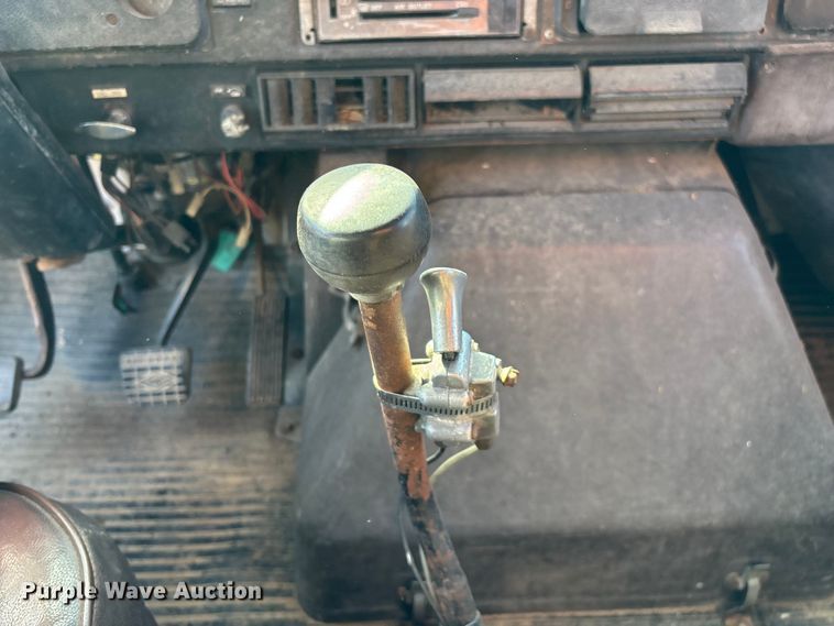 image for item EN5664 1986 International F1954 grain truck