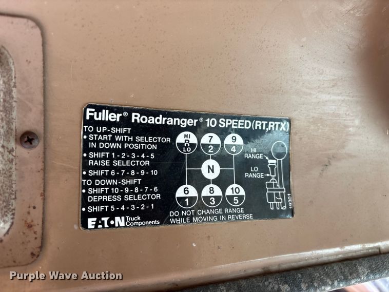 image for item EN5664 1986 International F1954 grain truck