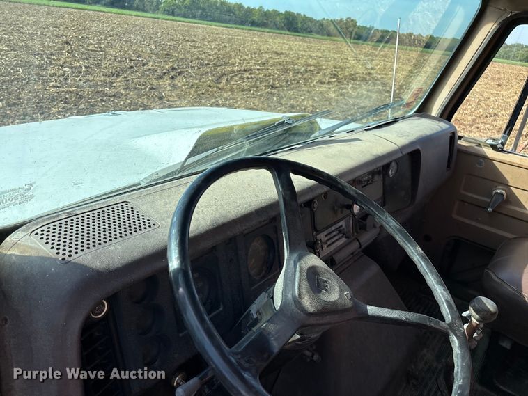 image for item EN5664 1986 International F1954 grain truck