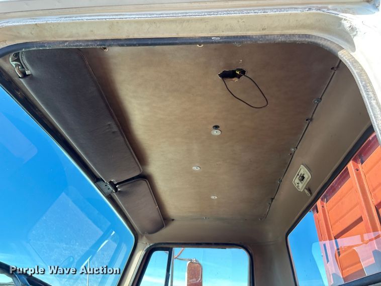 image for item EN5664 1986 International F1954 grain truck