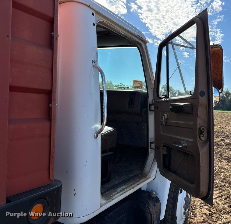 image for item EN5664 1986 International F1954 grain truck