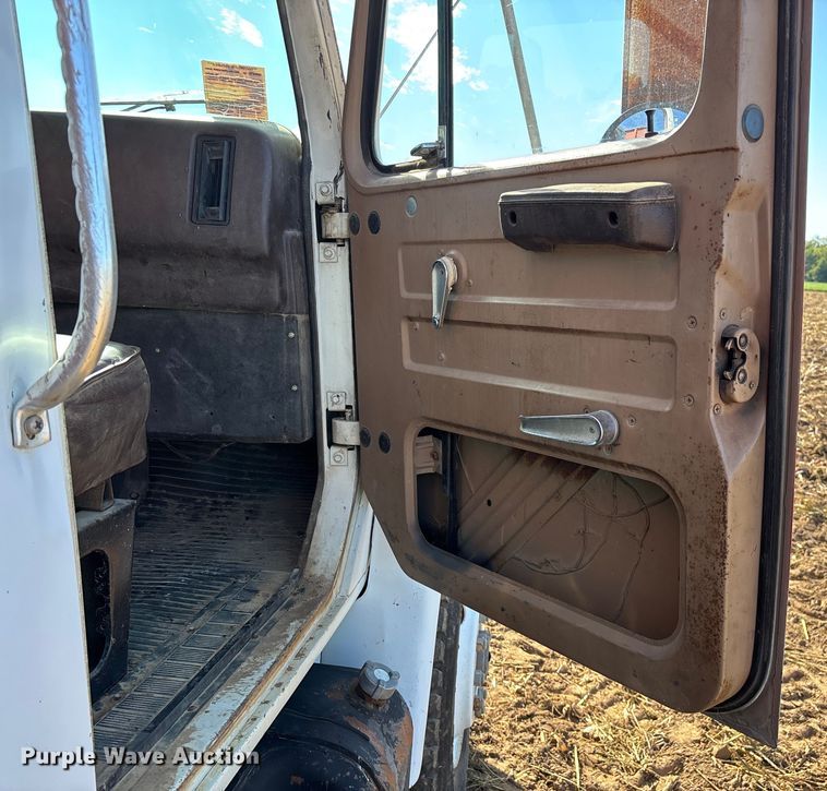 image for item EN5664 1986 International F1954 grain truck