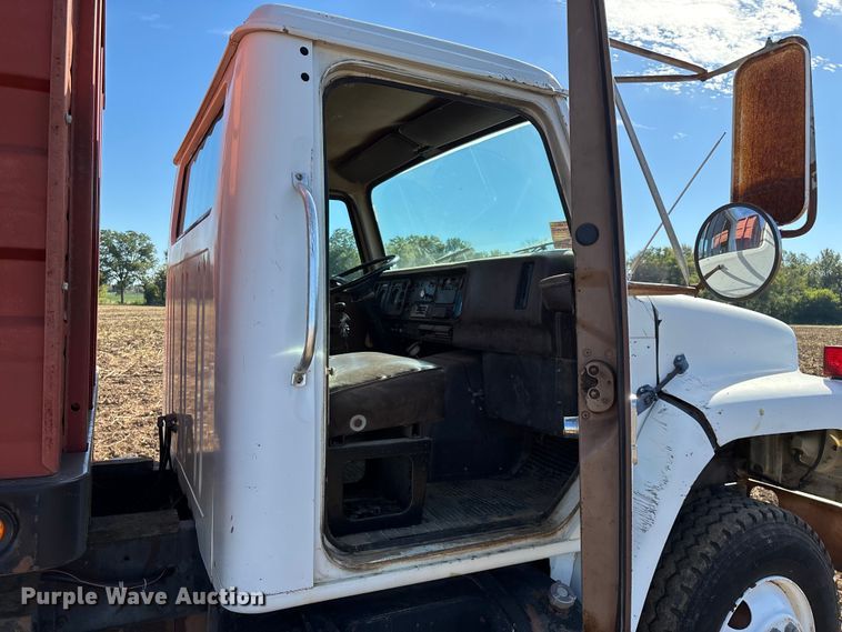 image for item EN5664 1986 International F1954 grain truck
