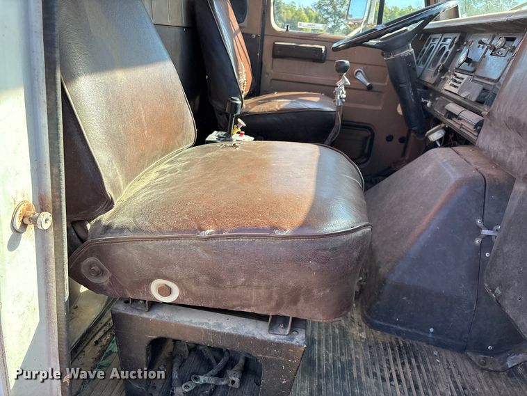 image for item EN5664 1986 International F1954 grain truck