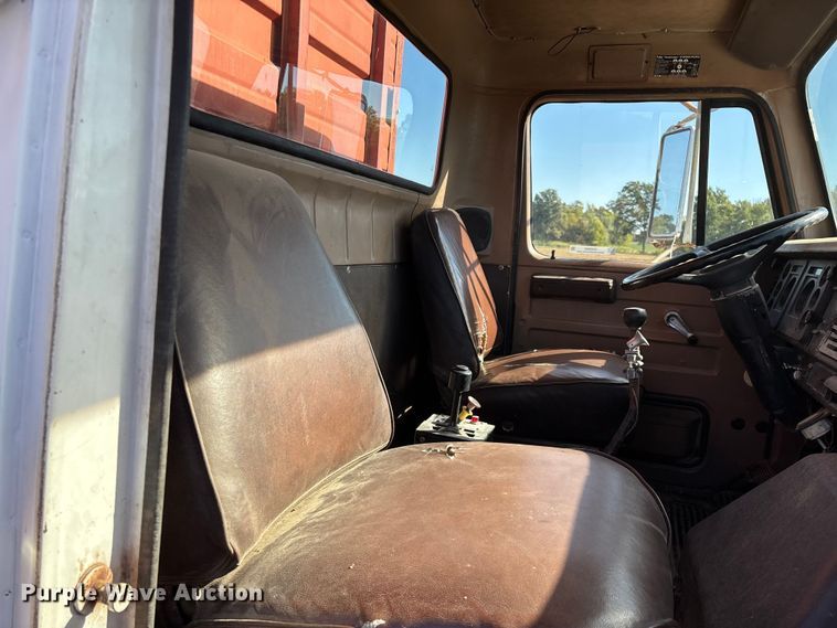 image for item EN5664 1986 International F1954 grain truck