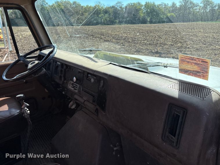 image for item EN5664 1986 International F1954 grain truck